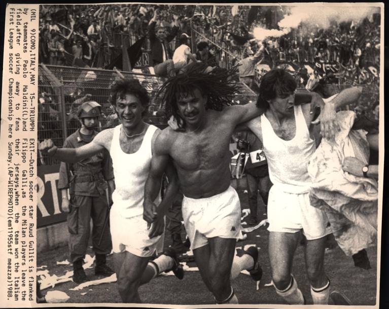 Domenica 15 maggio 1988. Maldini, Gullit e Galli festeggiano lo scudetto con il giro di campo allo stadio Sinigaglia di Como. In riva al lago basta un 1-1 per dare il via alla festa per l’undicesimo tricolore della storia (Ap).